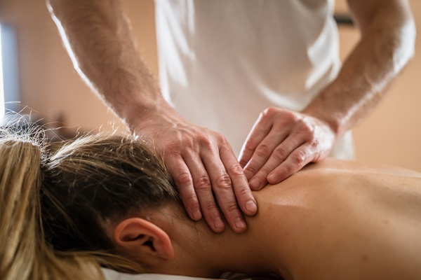 When To Visit A Chiropractor For Neck Pain Treatment
